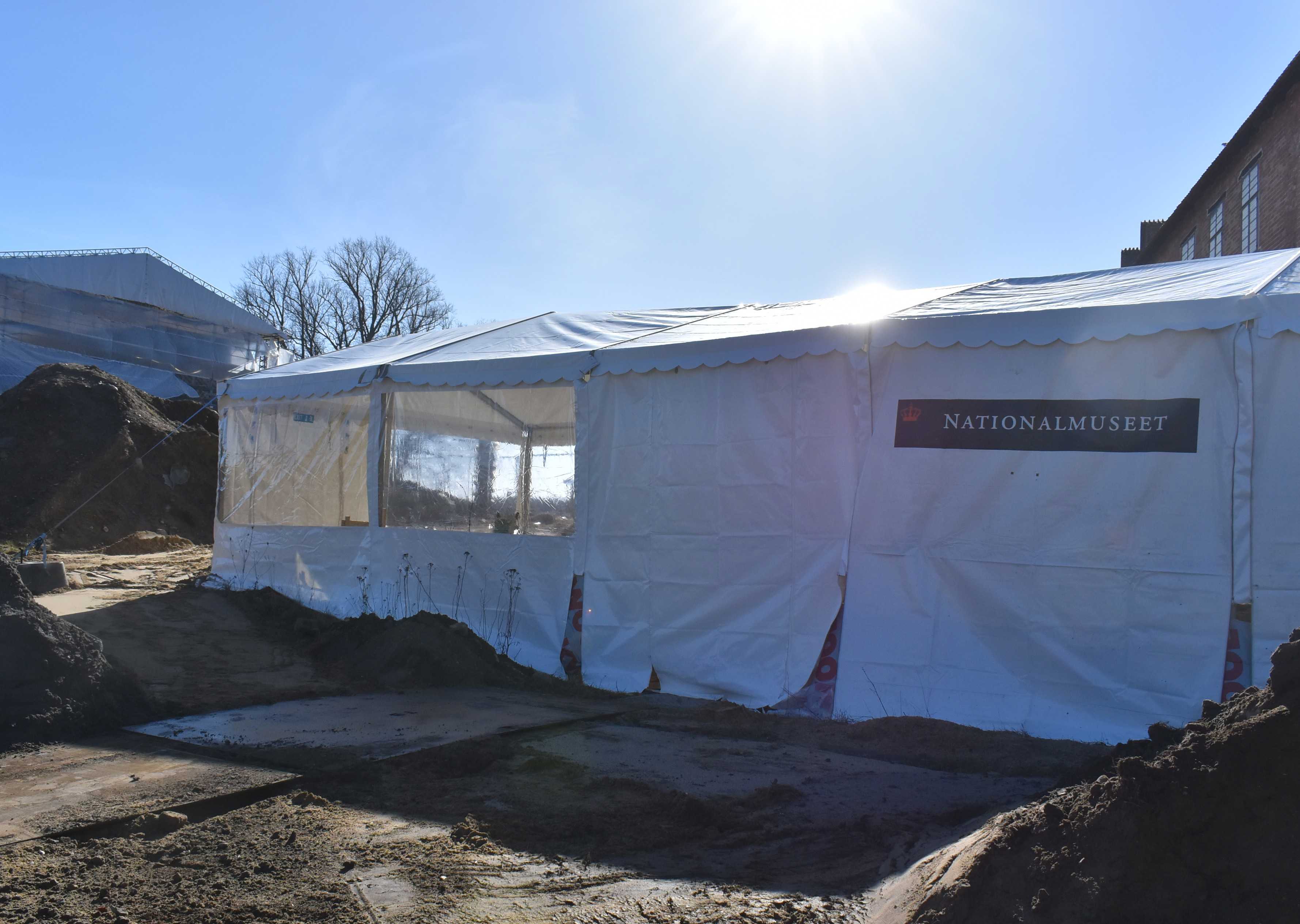 Hvidt telt på slotsholmen fra Nationalmuseet
