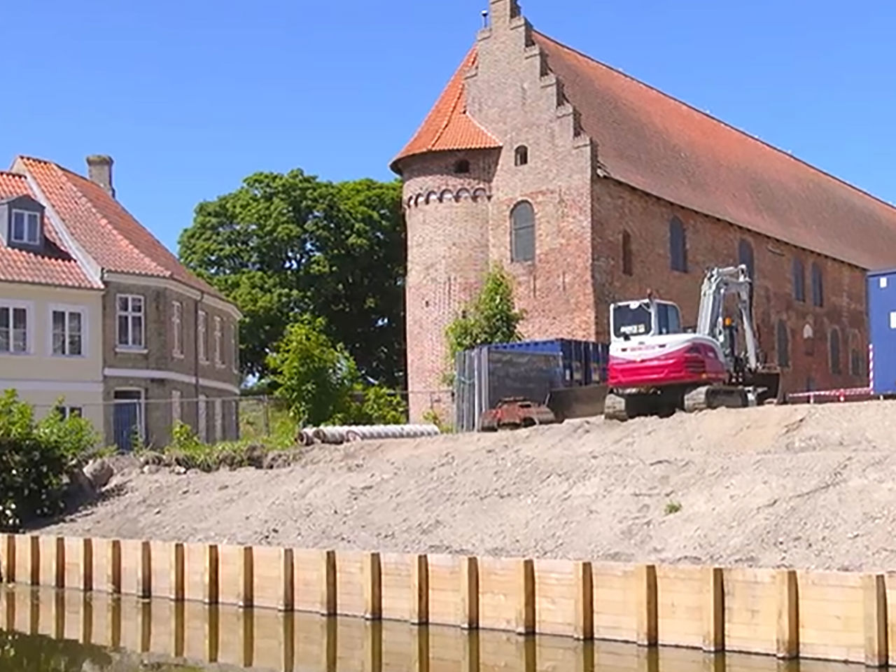 Den nye brink rundt om voldanlægget med slottet i baggrunden