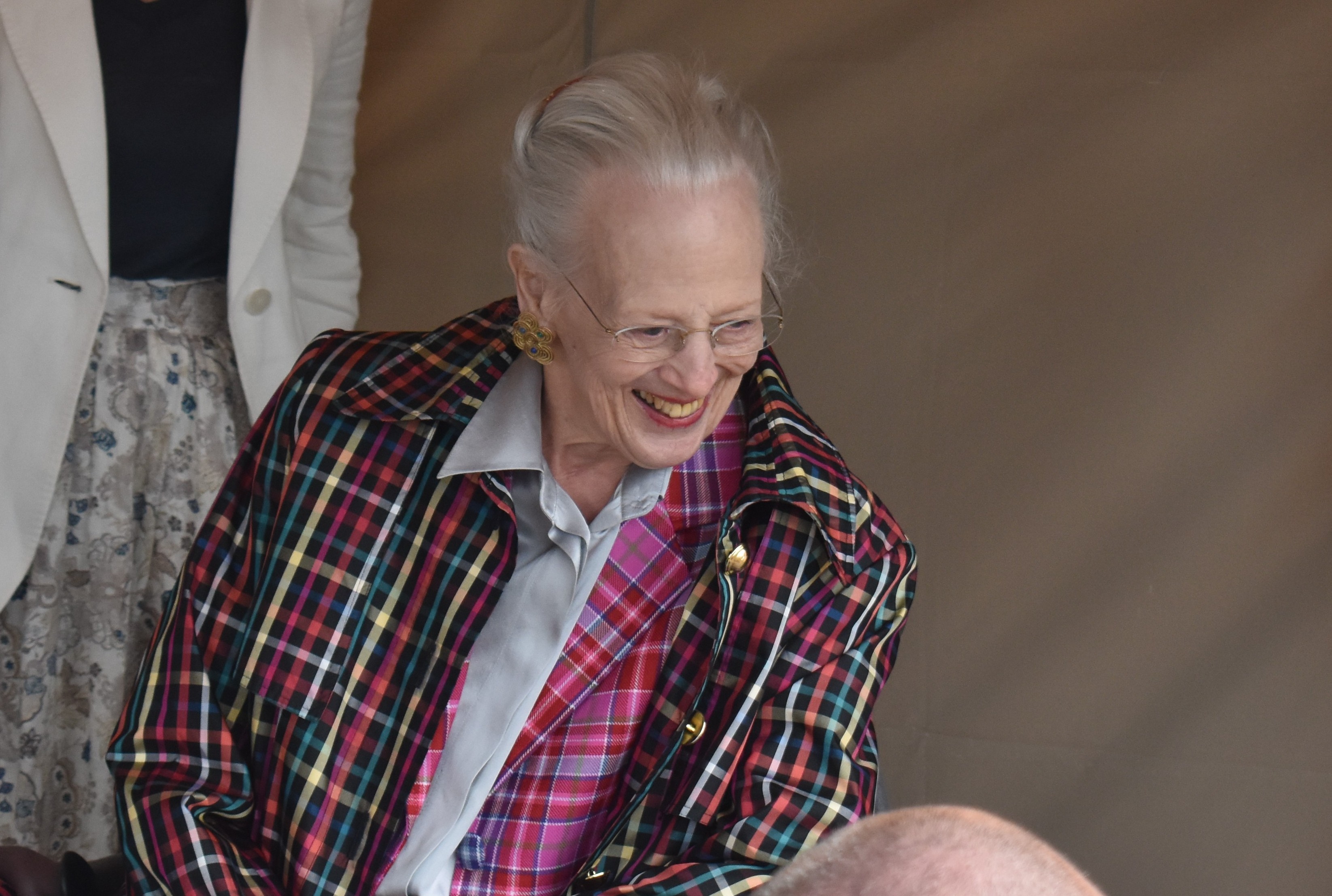 H.M. Dronning Margrethe ser på udgravningen på slotsholmen