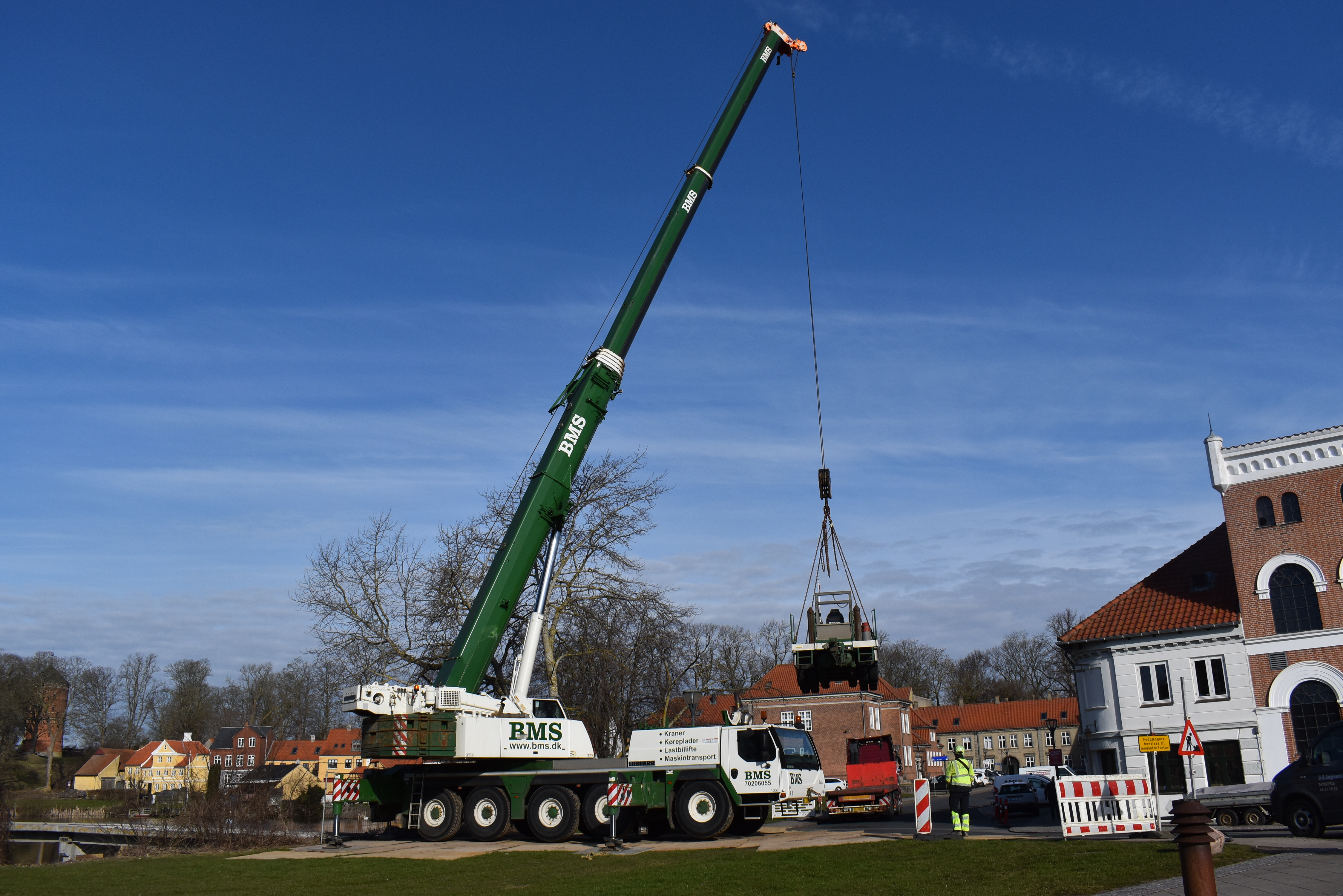 Kran der løfter arbejdsbil ud på Slotsholmen
