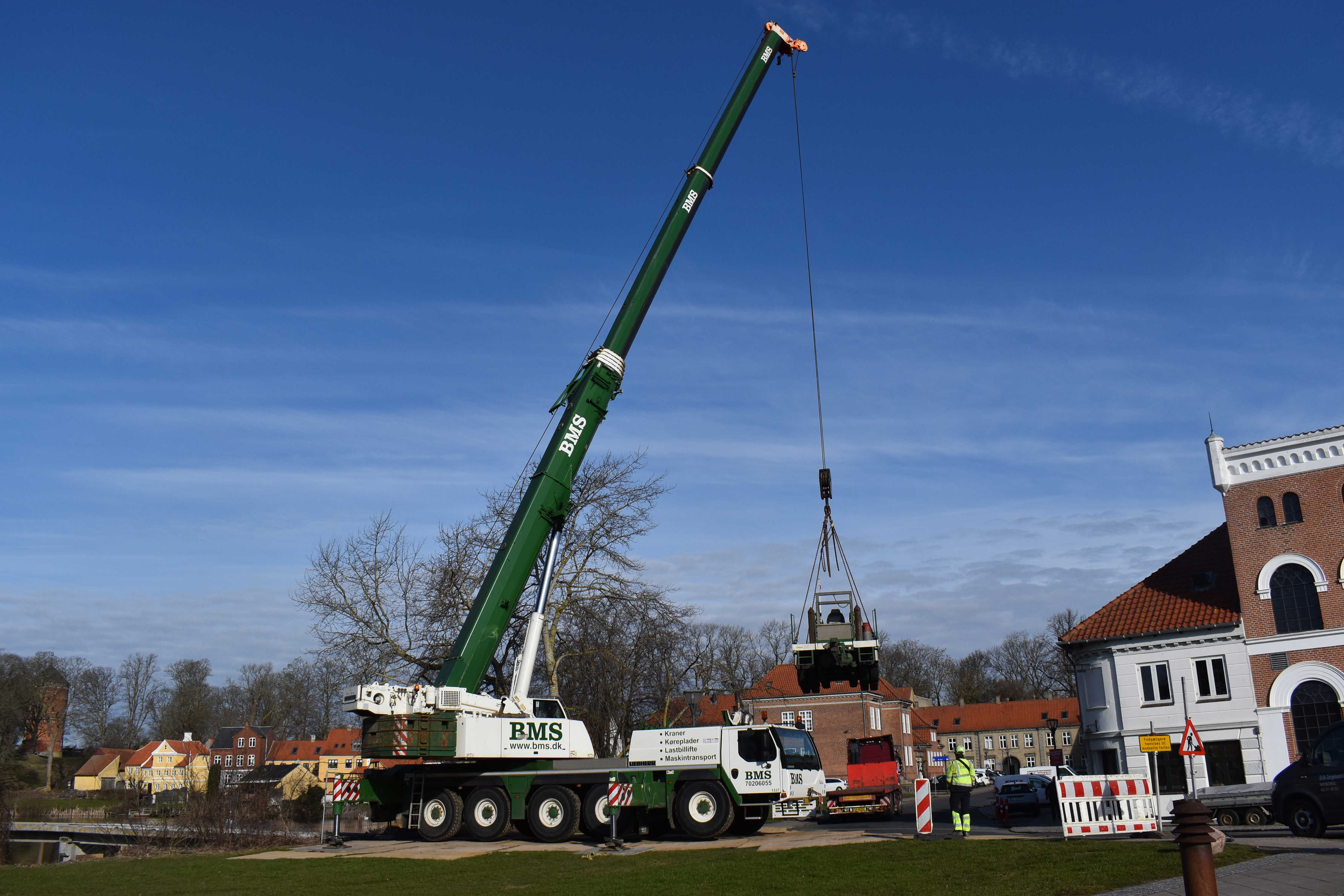 Kran der løfter arbejdsbil ud på Slotsholmen