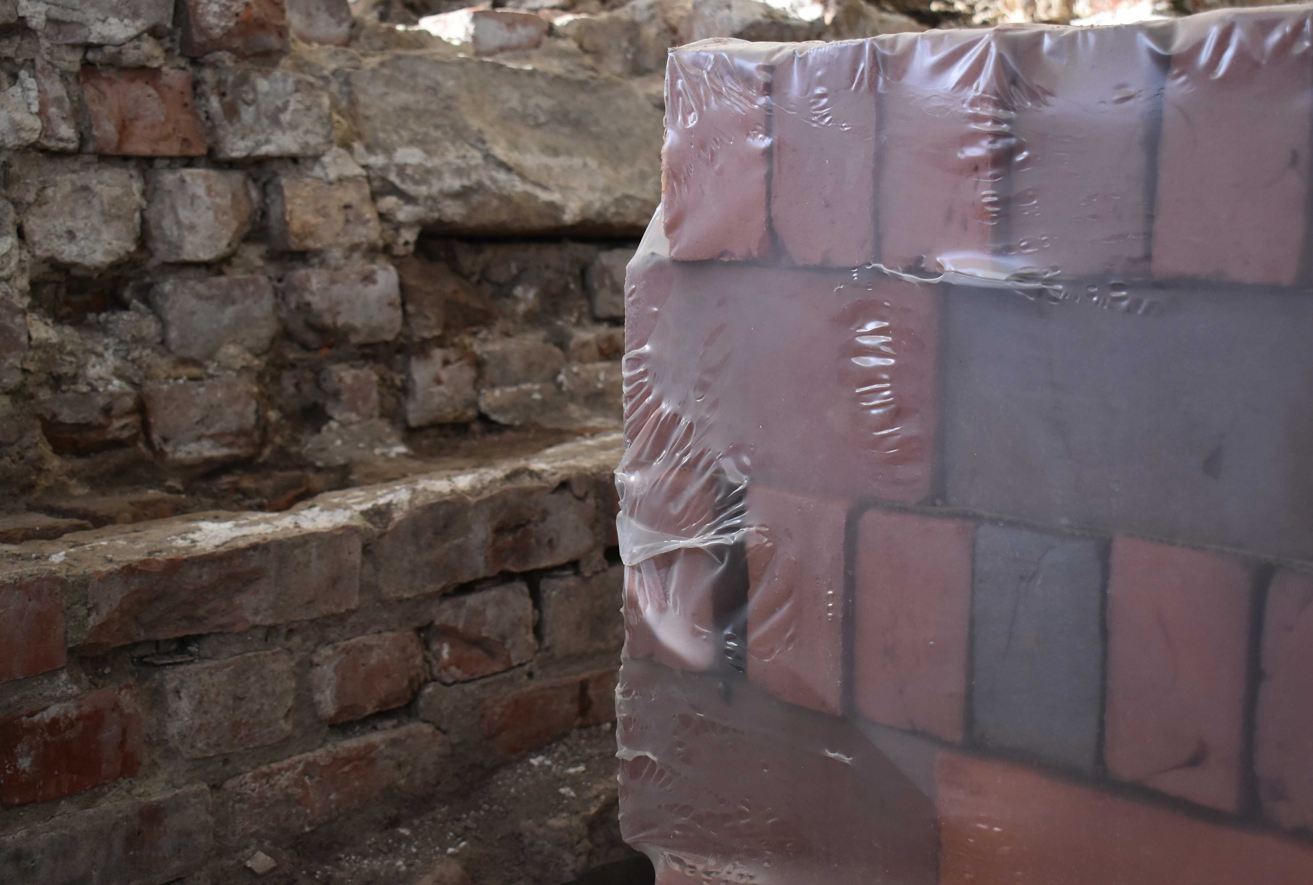 Musten med plast om på en palle