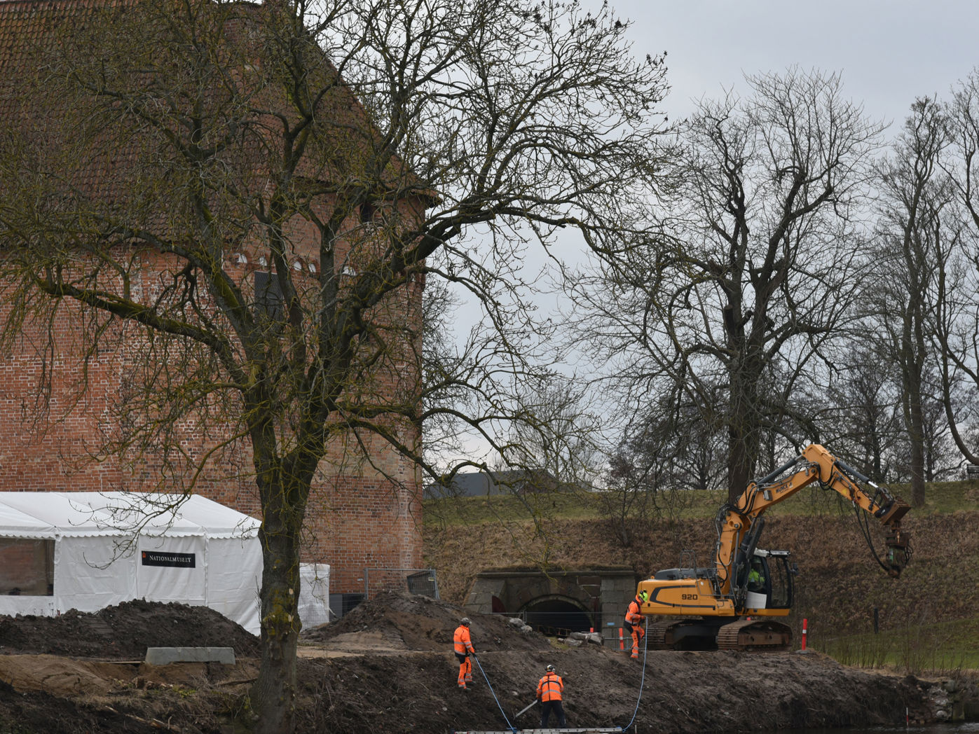 Kran der banker pæle i jorden ved Nyborg Slot