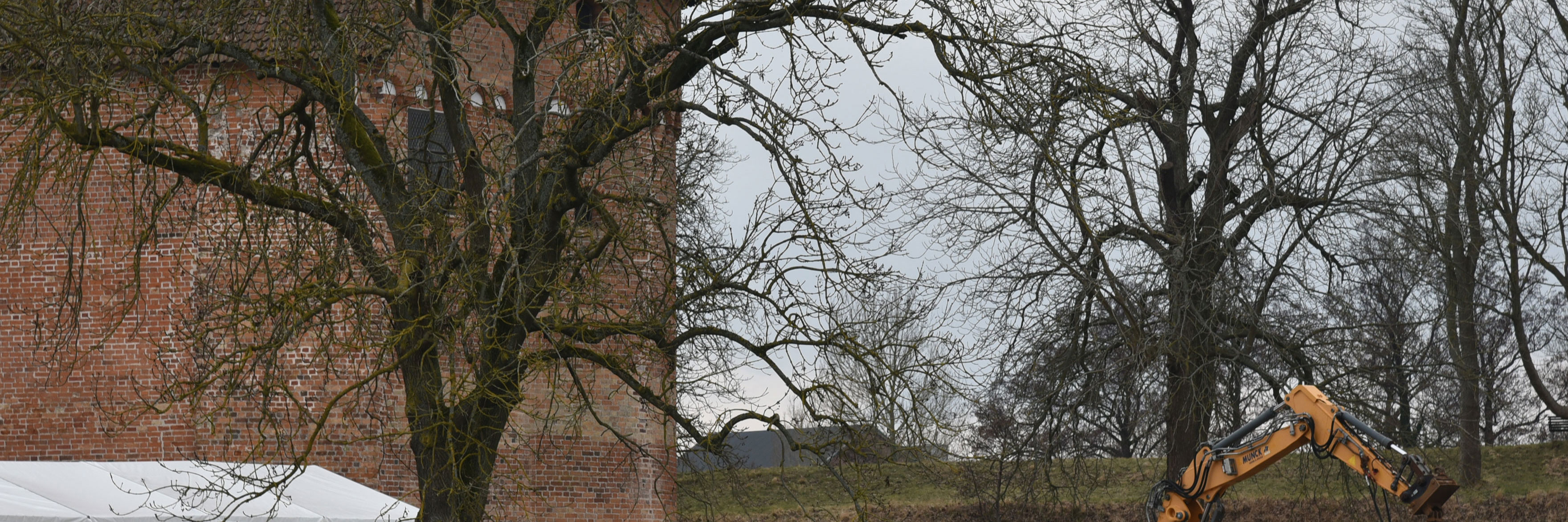 Kran der banker pæle i jorden ved Nyborg Slot