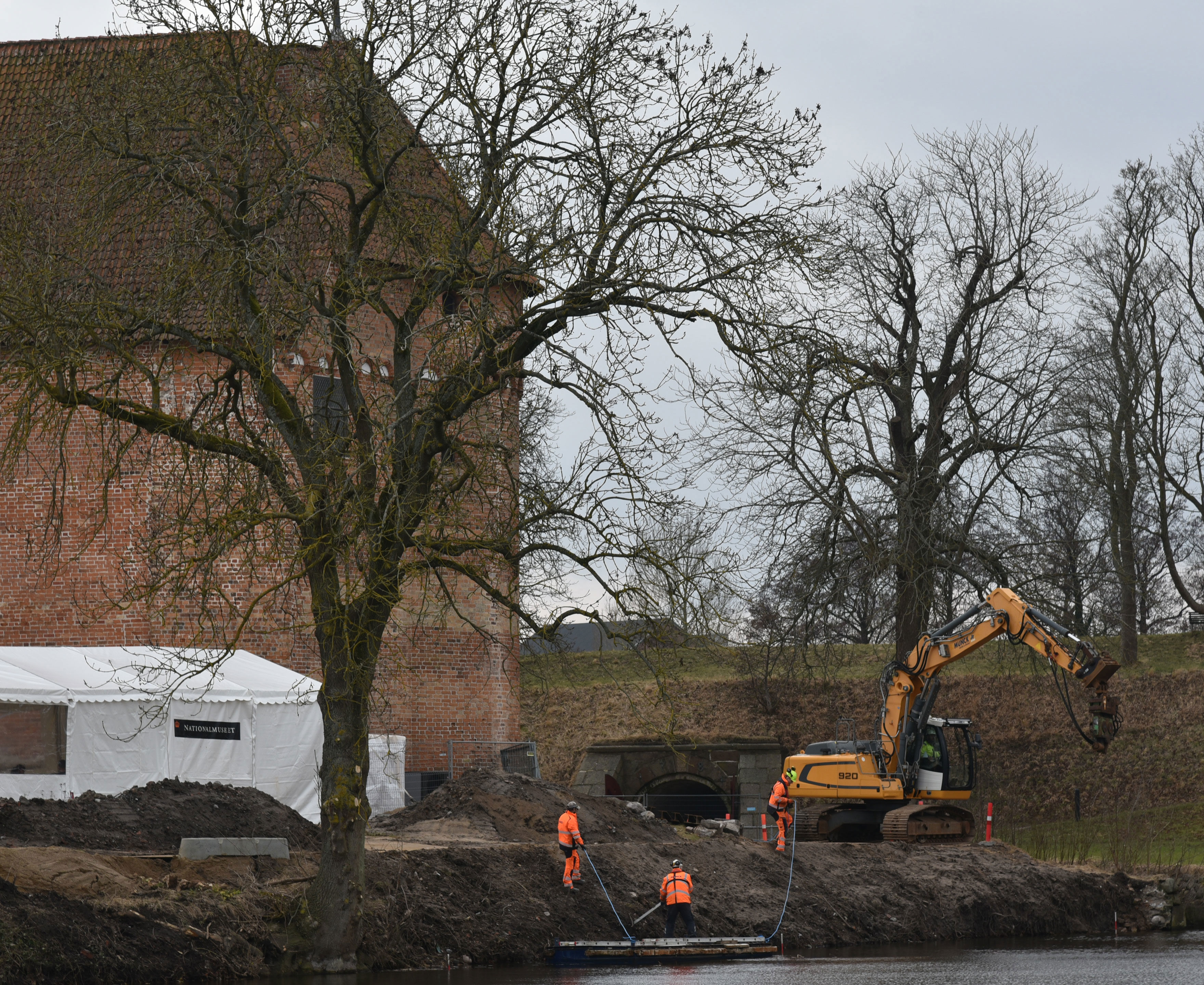 Kran der banker pæle i jorden ved Nyborg Slot