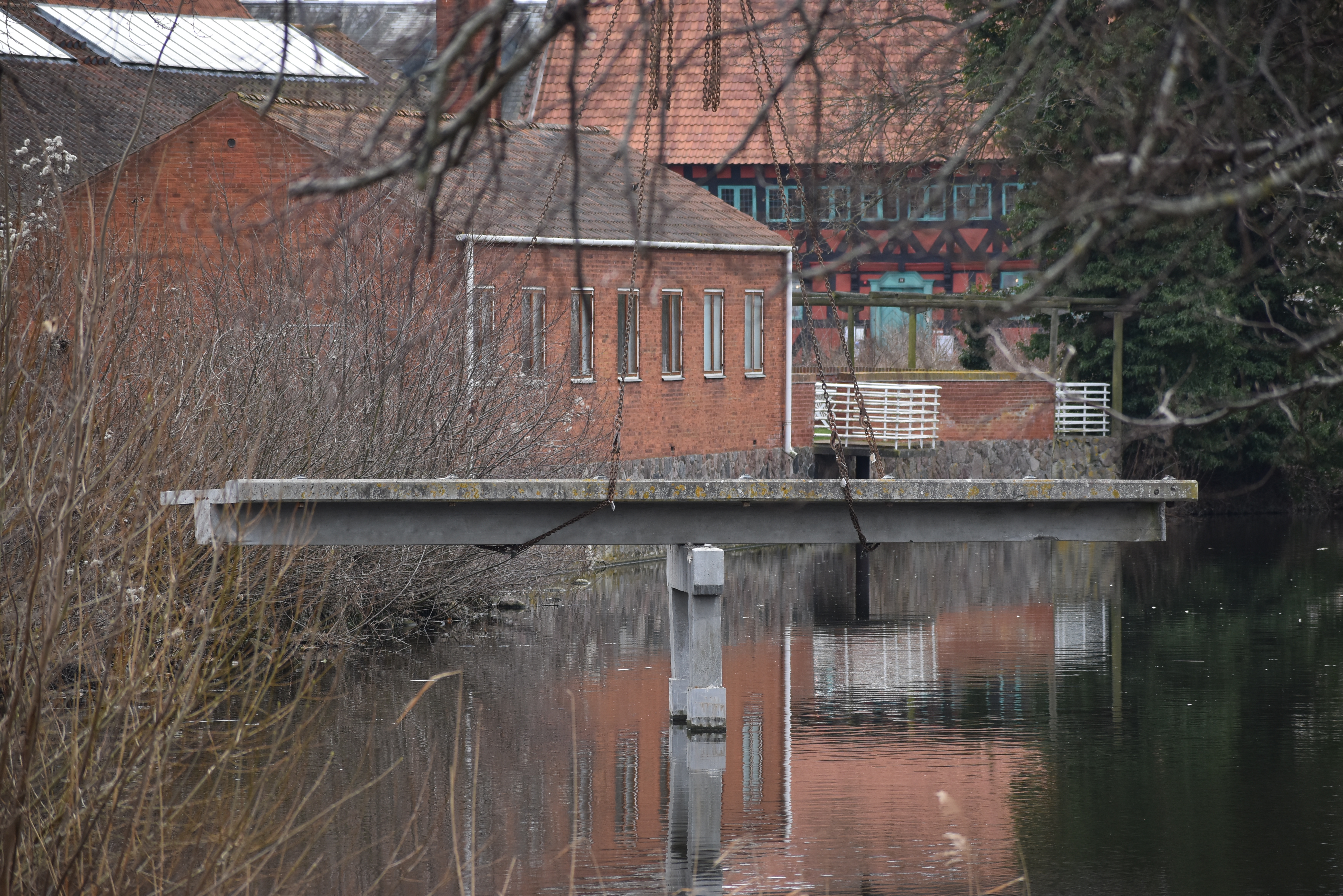 Et brostykke fra voldgraven der fjernes