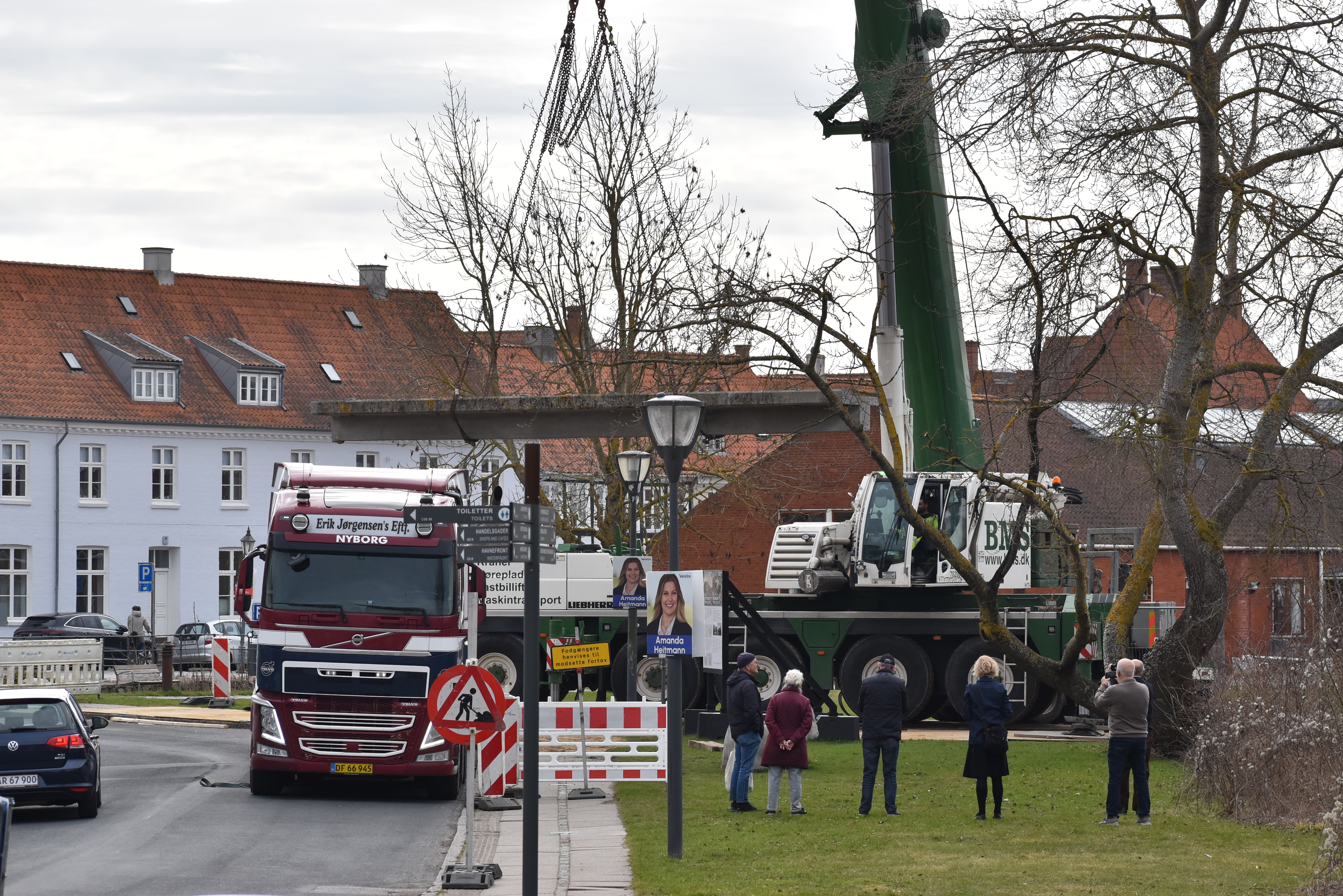 Kran der løfter brostykke fra bro mod Slotsholmen