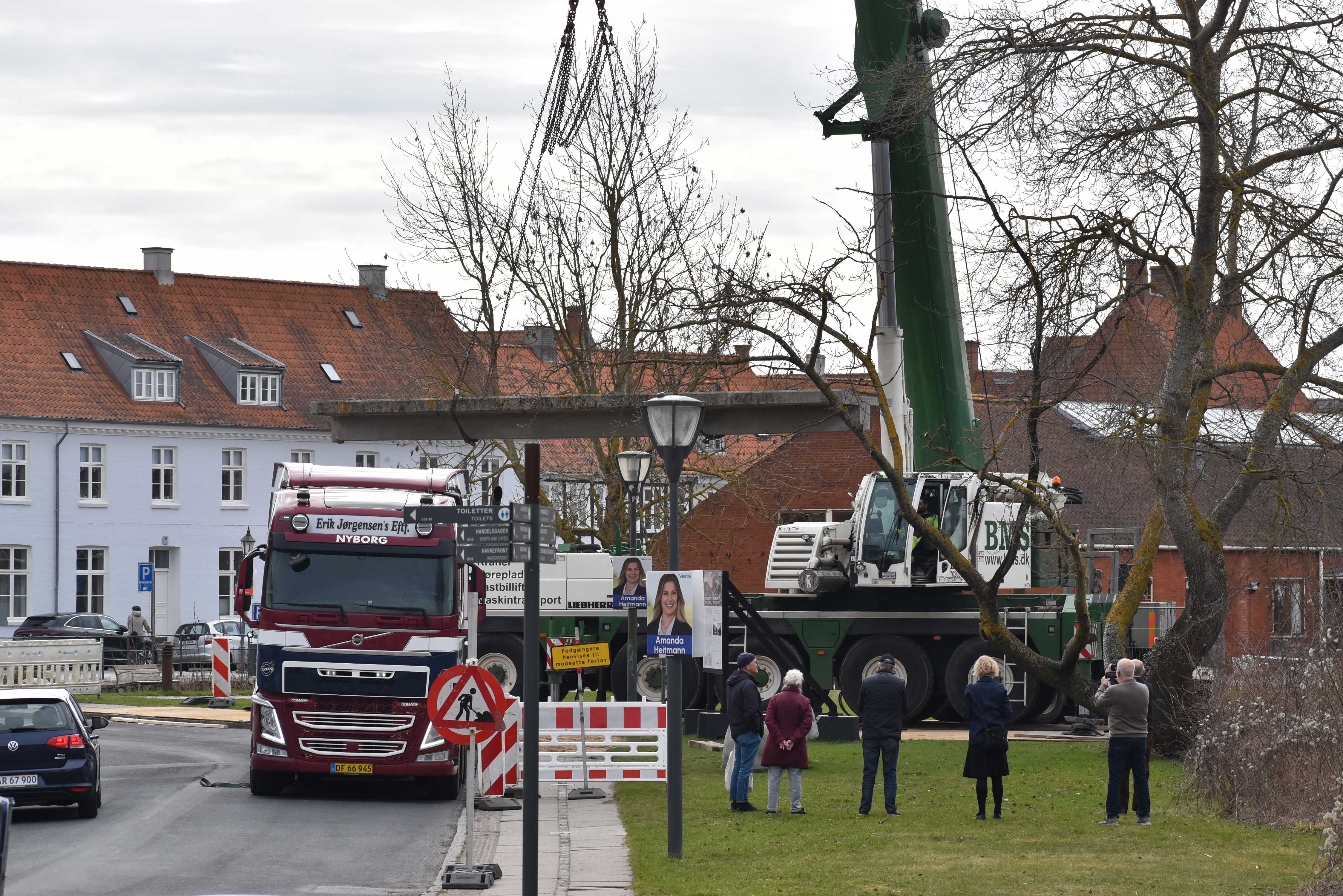 Kran der løfter brostykke fra bro mod Slotsholmen