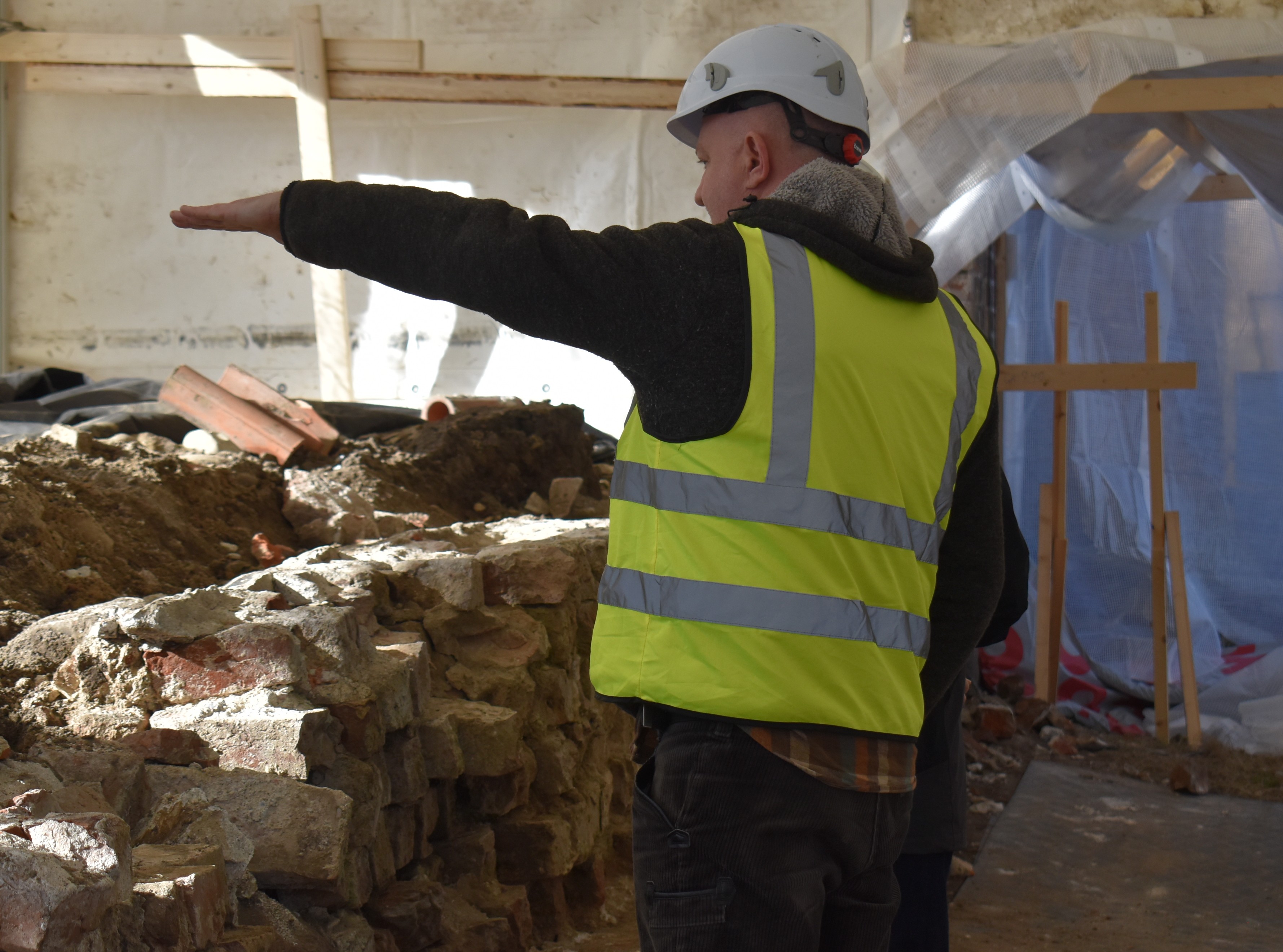 Arkæolog fra Østfyns Museer ved en snak mursten