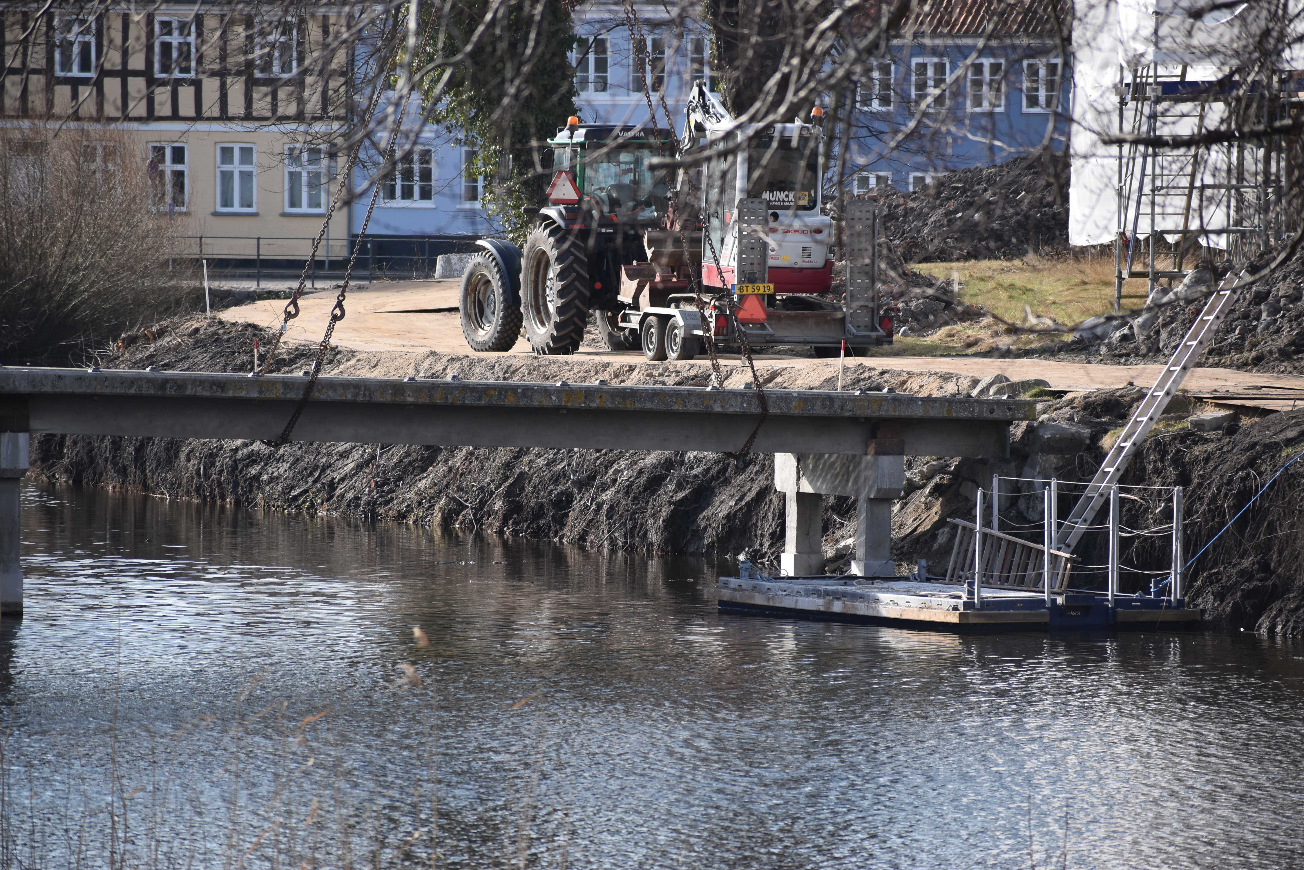 Brostykke fra voldgraven fjernes