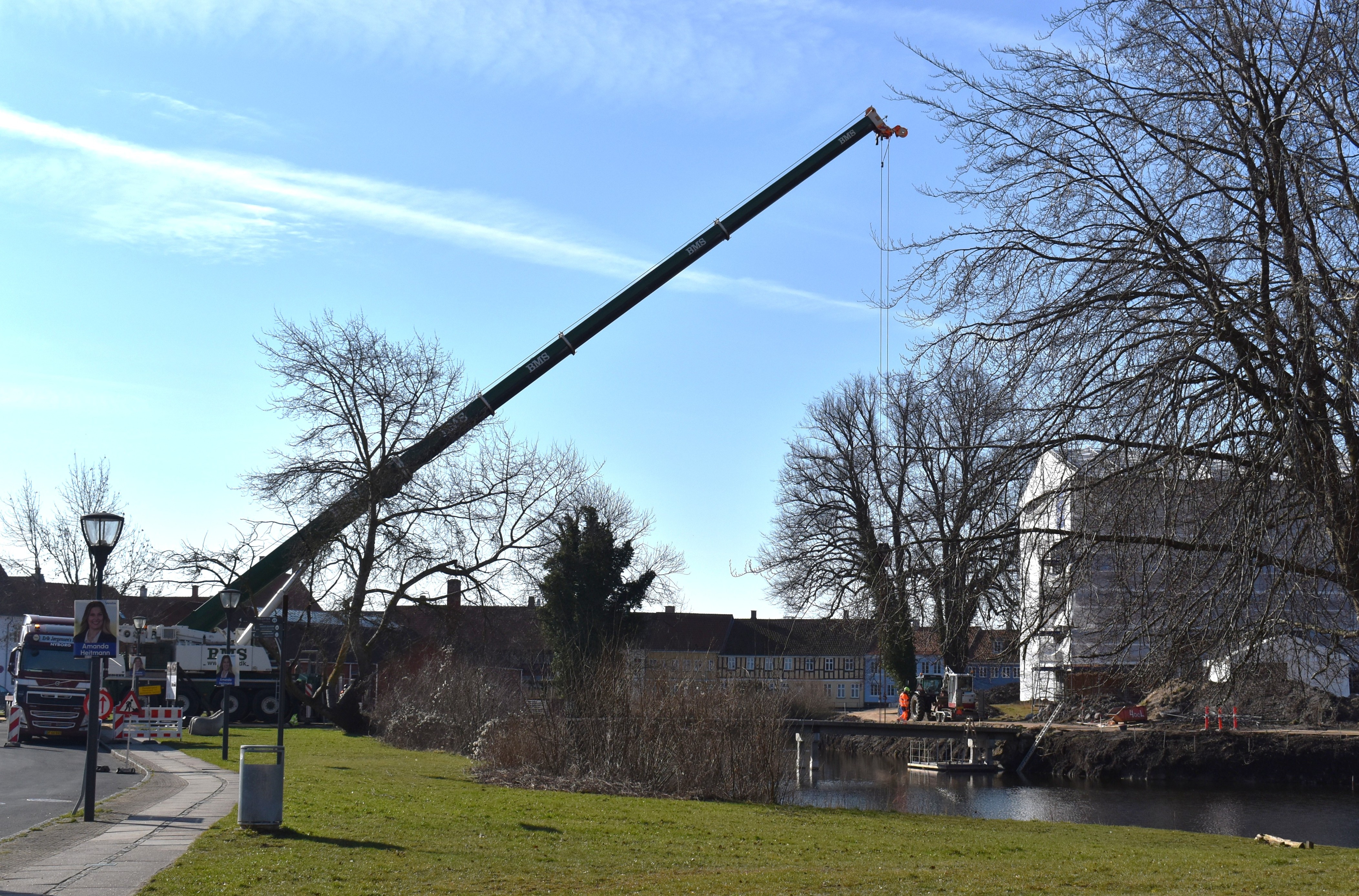 Kran klar til at fjerne brostykker fra voldgraven