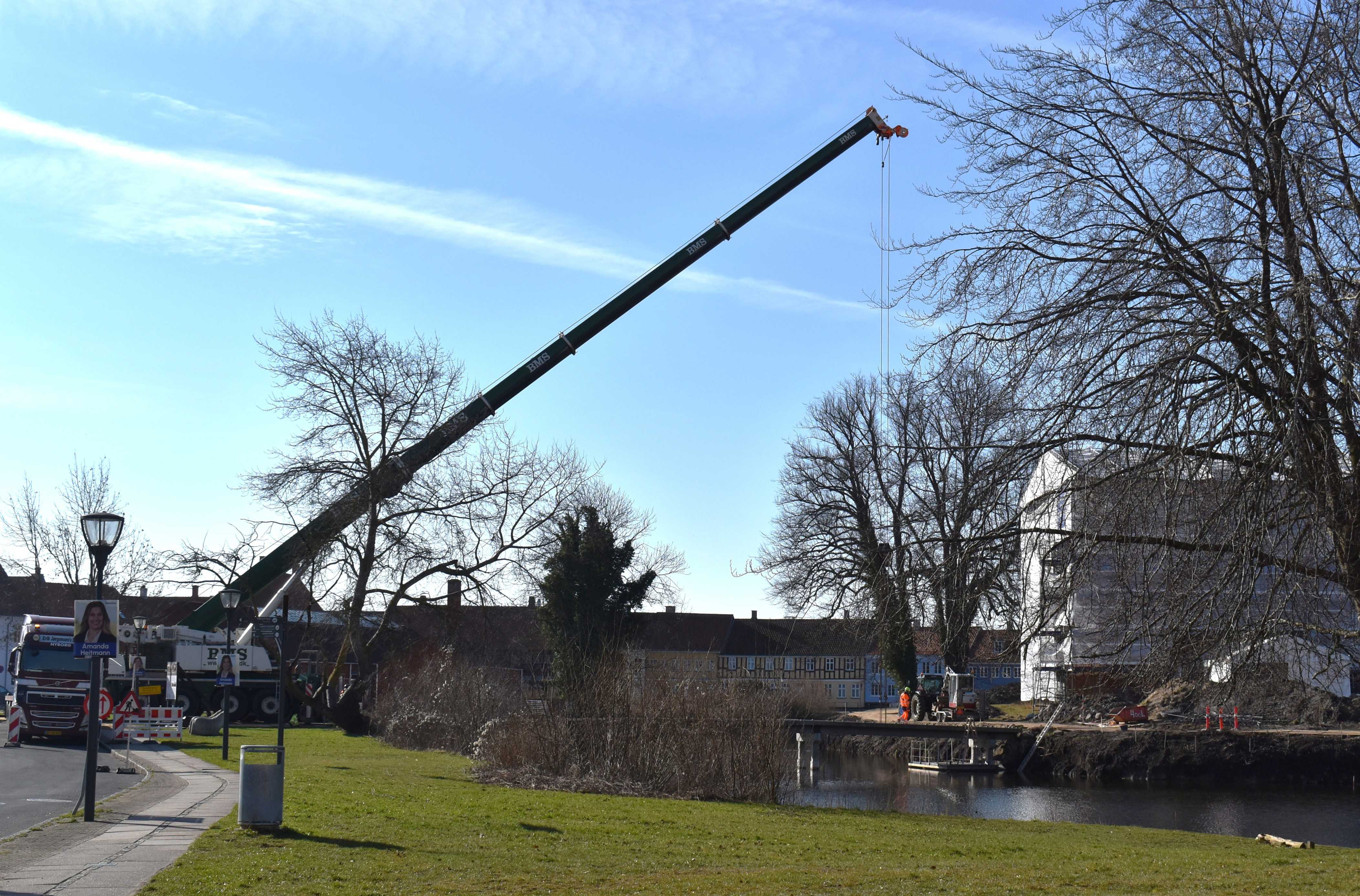 Kran klar til at fjerne brostykker fra voldgraven