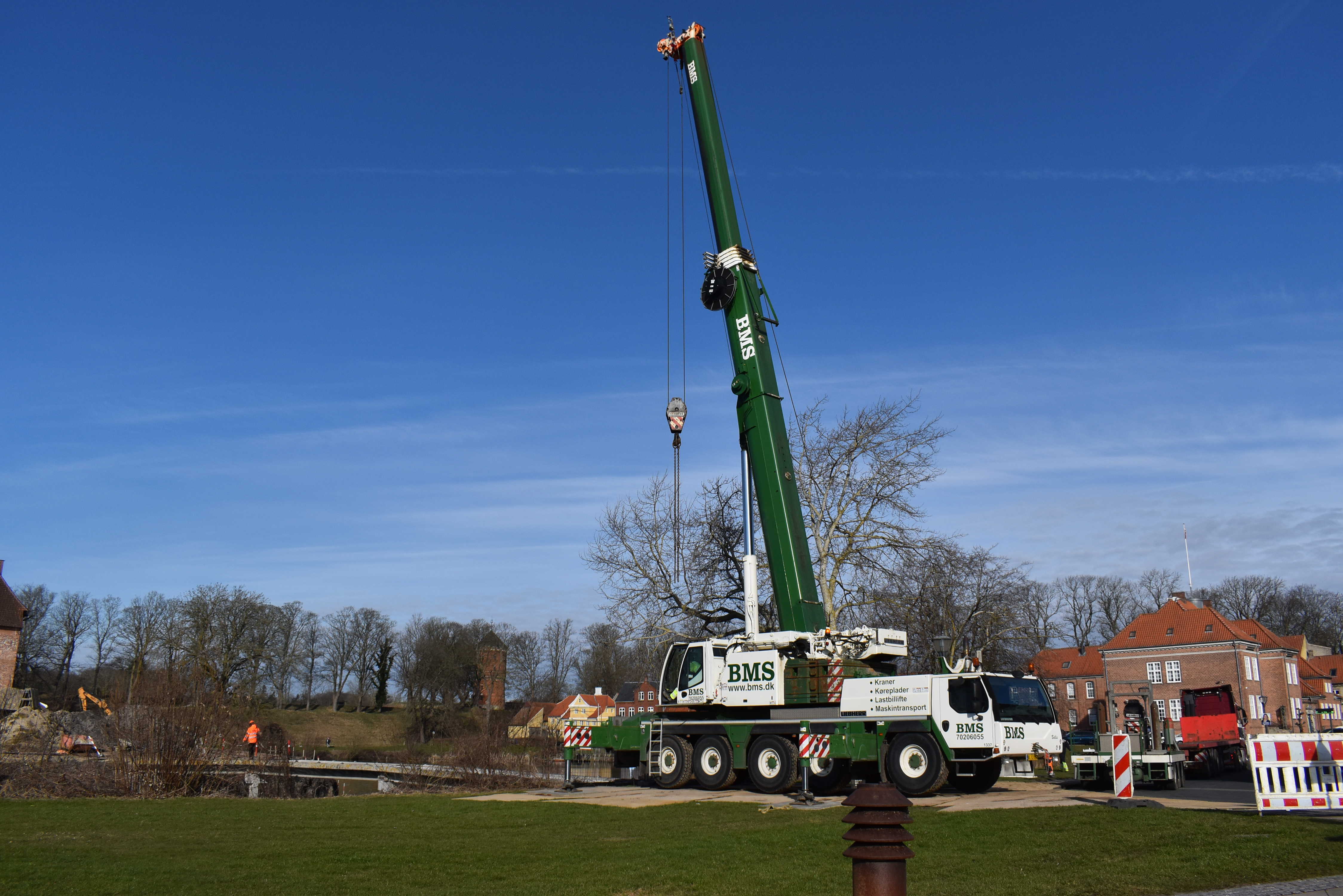 Kran der er klar til at løfte brostykke fra voldgraven