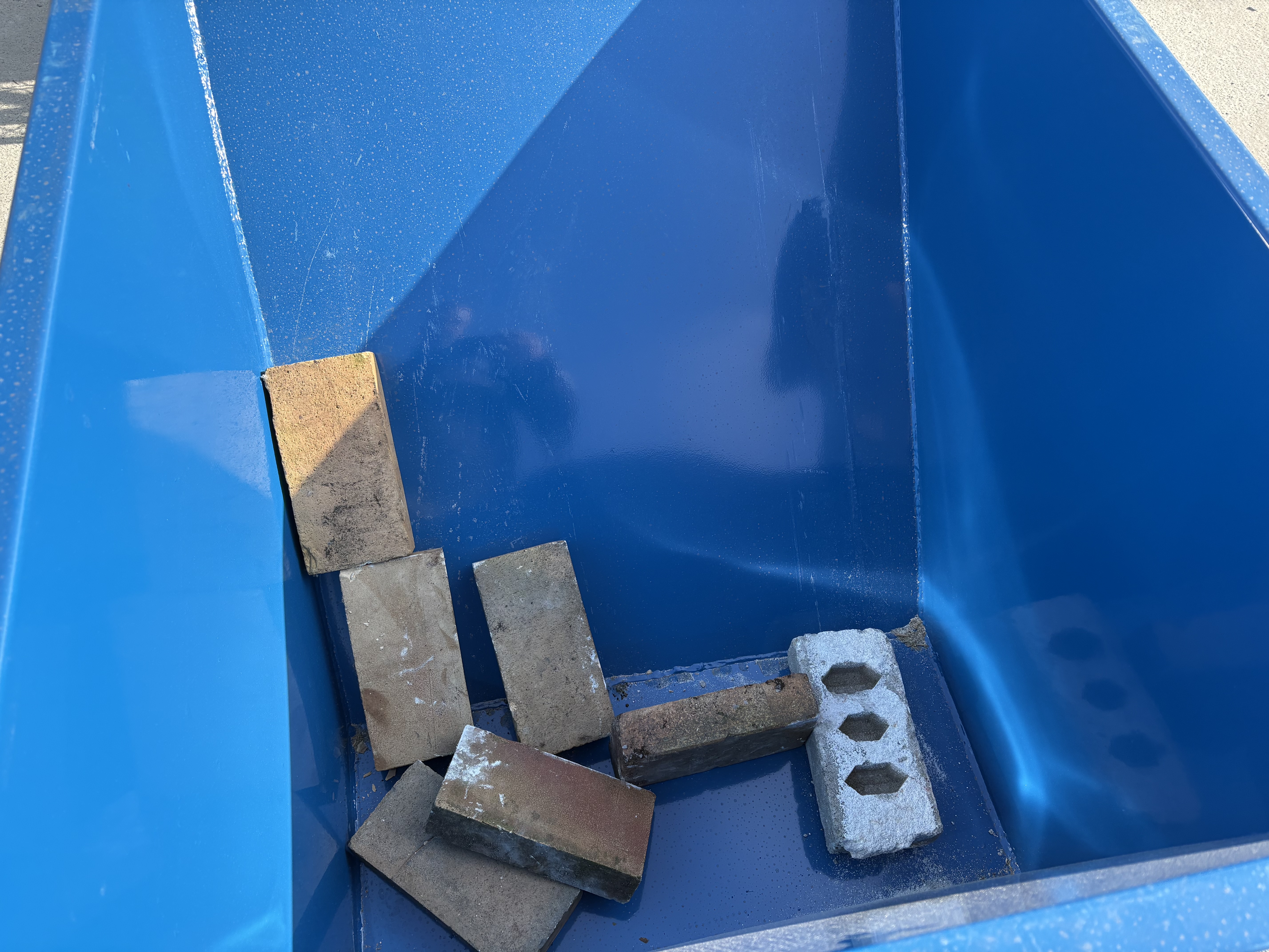 Få brugte mursten i en container