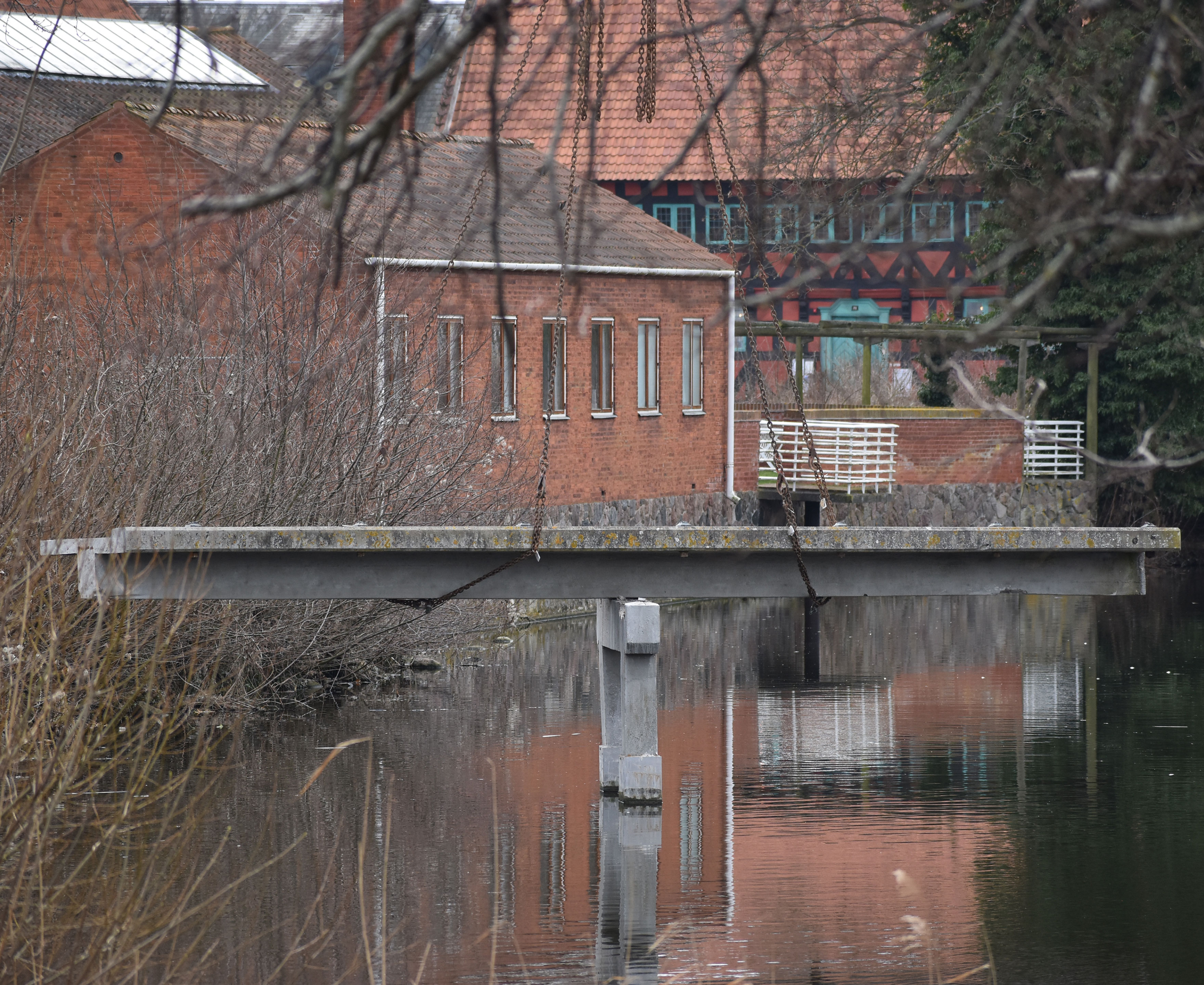 Brostykke fra voldgraven der fjernes