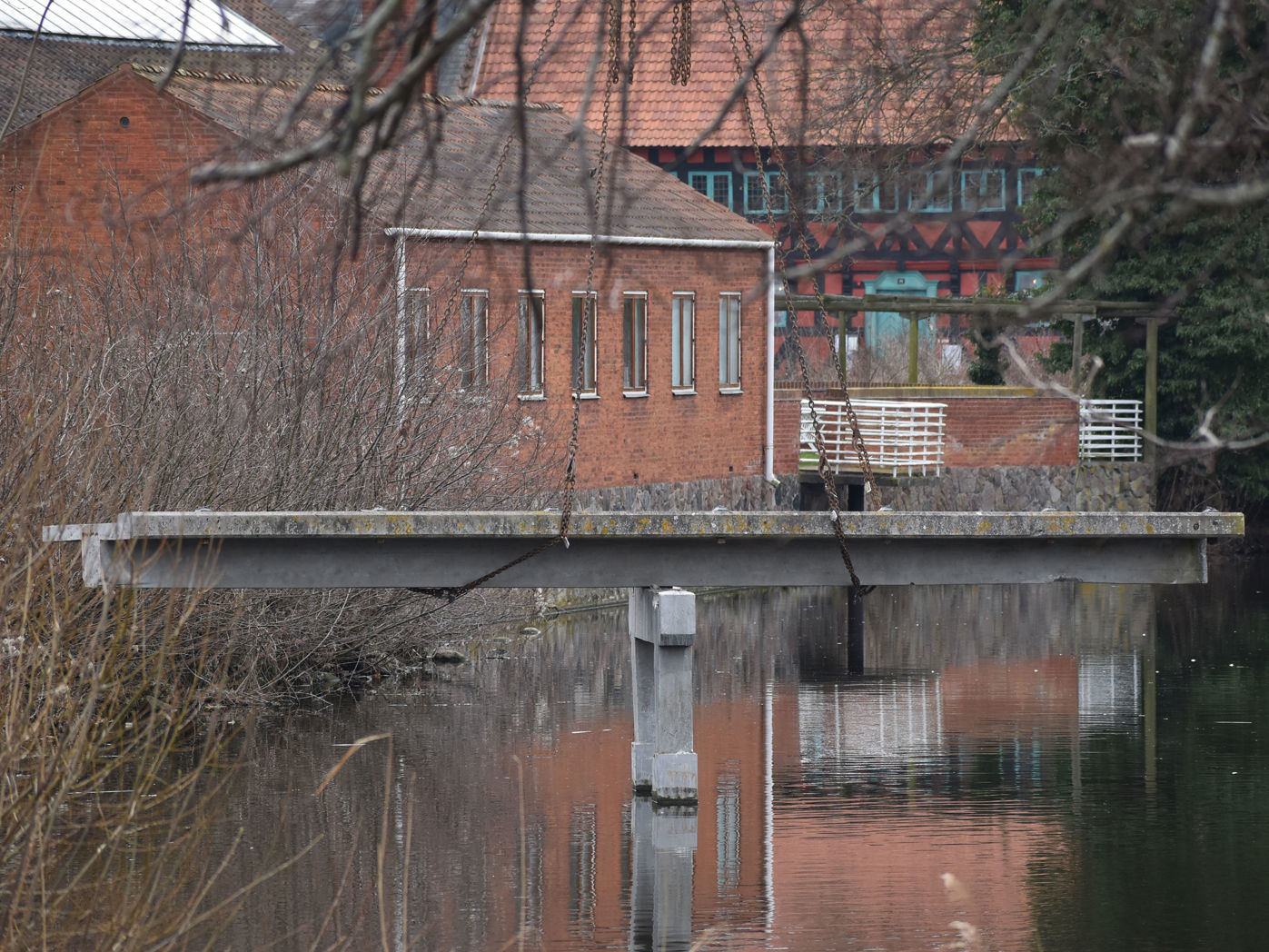 Brostykke fra voldgraven der fjernes